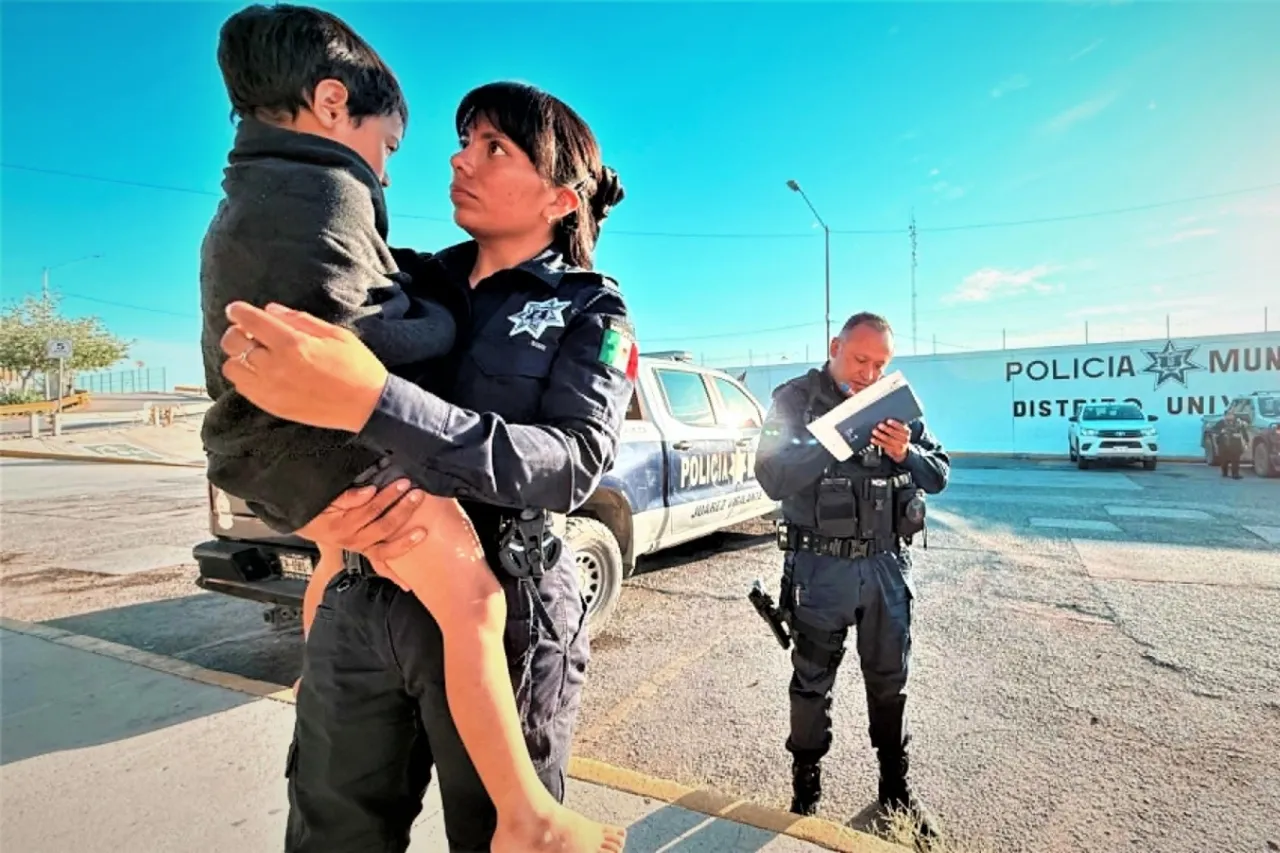 Juárez: Policías resguardan a niño que estaba en llanto y sin prendas de vestir