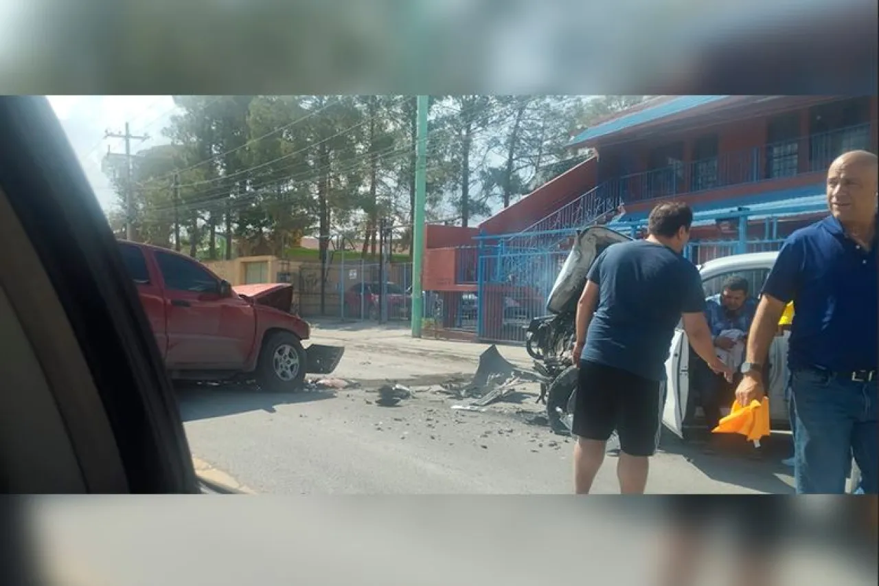 Chocan de frente dos camionetas en la avenida Insurgentes