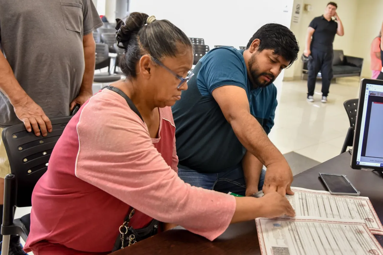 Juárez: A sus 34 años, sus padres lo llevan a registrarse