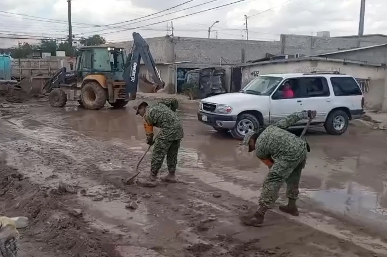 Personal del Ejército auxilia a personas  afectadas por las lluvias