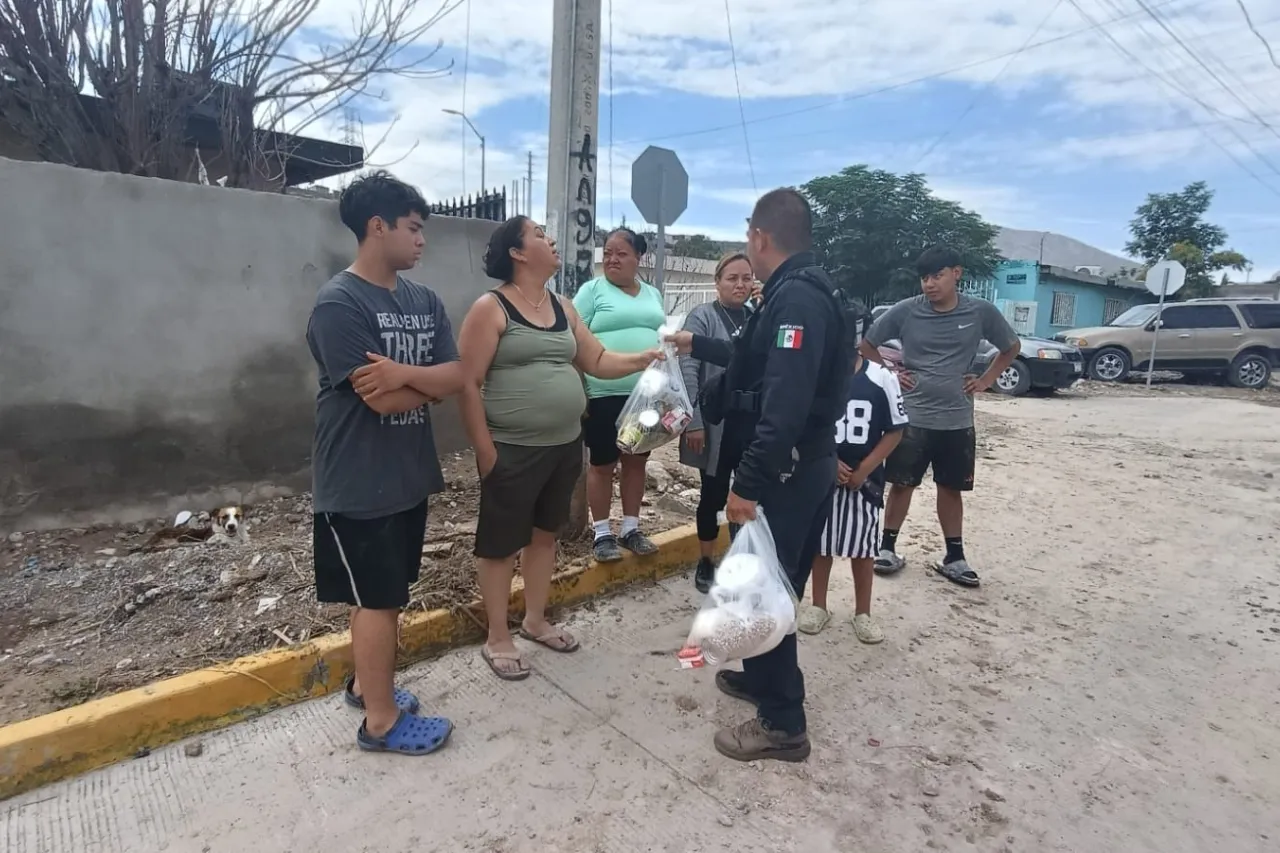 Llevan agentes de la SSPM ayuda alimentaria a familias afectadas por lluvias
