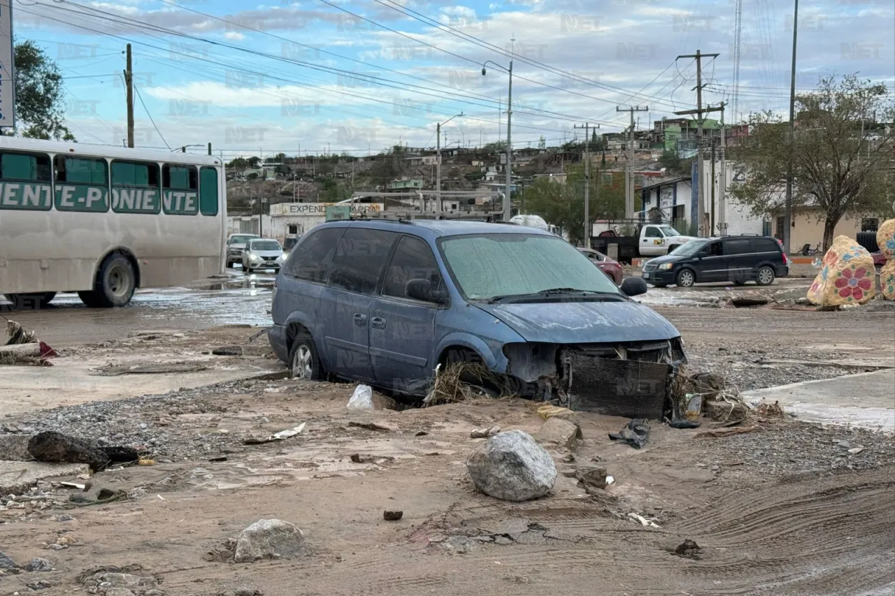 Vehículos y escombros rodean el Monumento del Cigarro tras lluvias