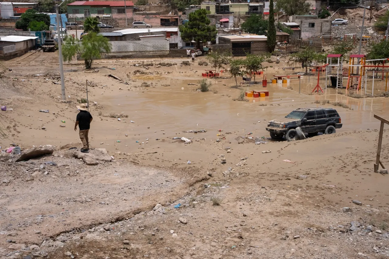 Apoyan con maquinaria y alimentos en colonias afectadas por las lluvias