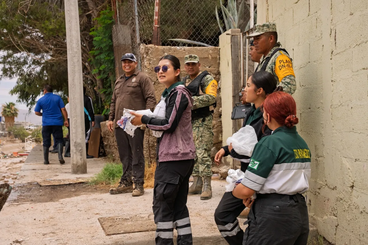 Apoyan con maquinaria y alimentos en colonias afectadas por las lluvias