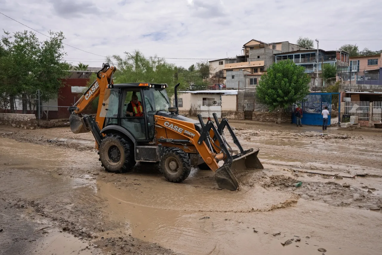 Apoyan con maquinaria y alimentos en colonias afectadas por las lluvias