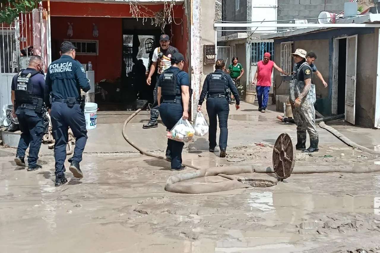 Llevan agentes de la SSPM ayuda alimentaria a familias afectadas por lluvias