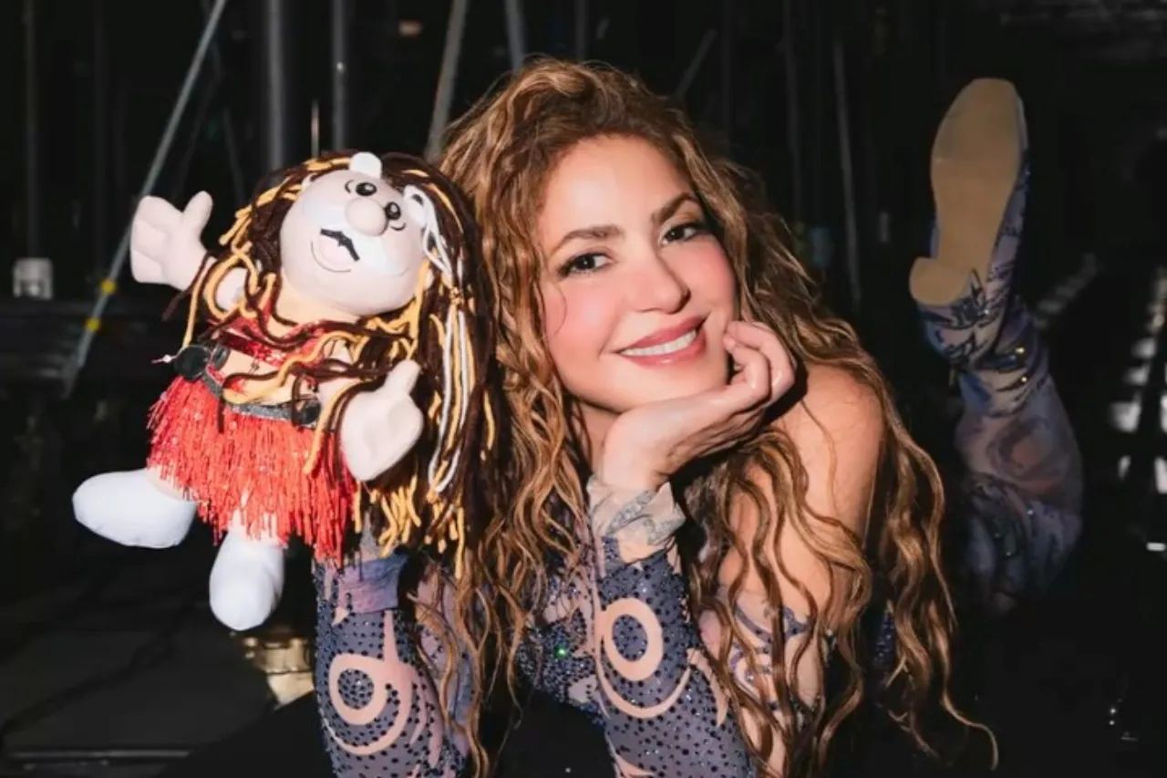 Paseña le da un peluche de Simi a Shakira y la cantante lo presume en redes