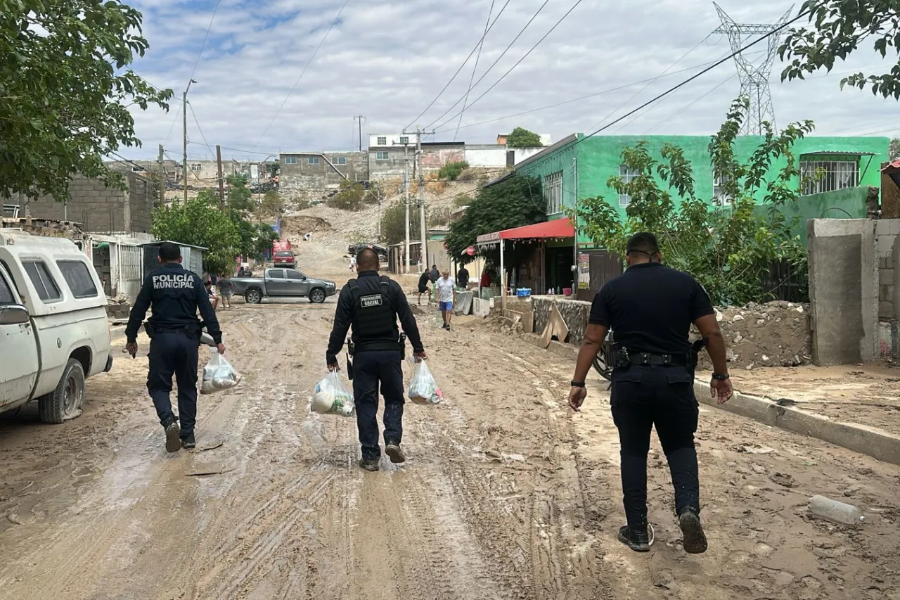 Llevan agentes de la SSPM ayuda alimentaria a familias afectadas por lluvias