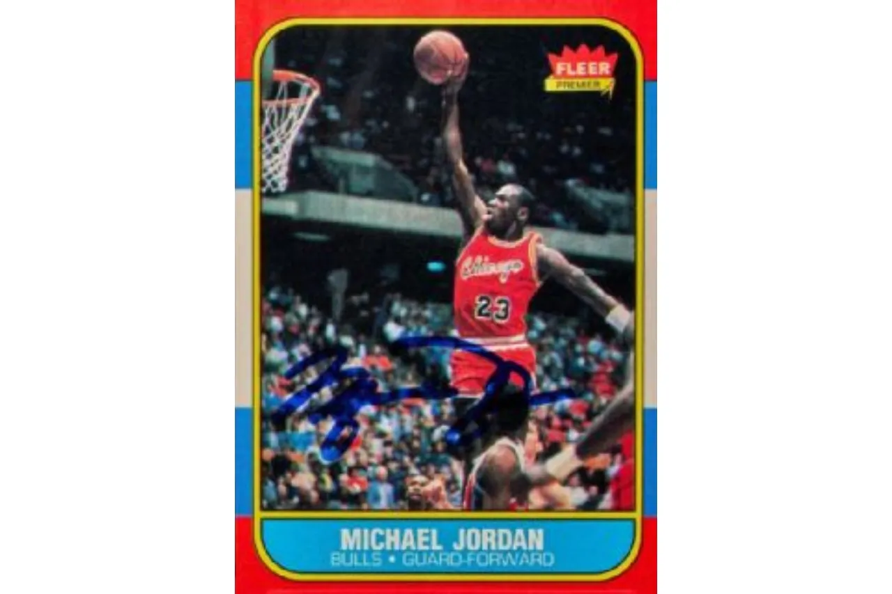 Tarjeta de novato autografiada de Michael Jordan se vende por 2.5 mmd en subasta