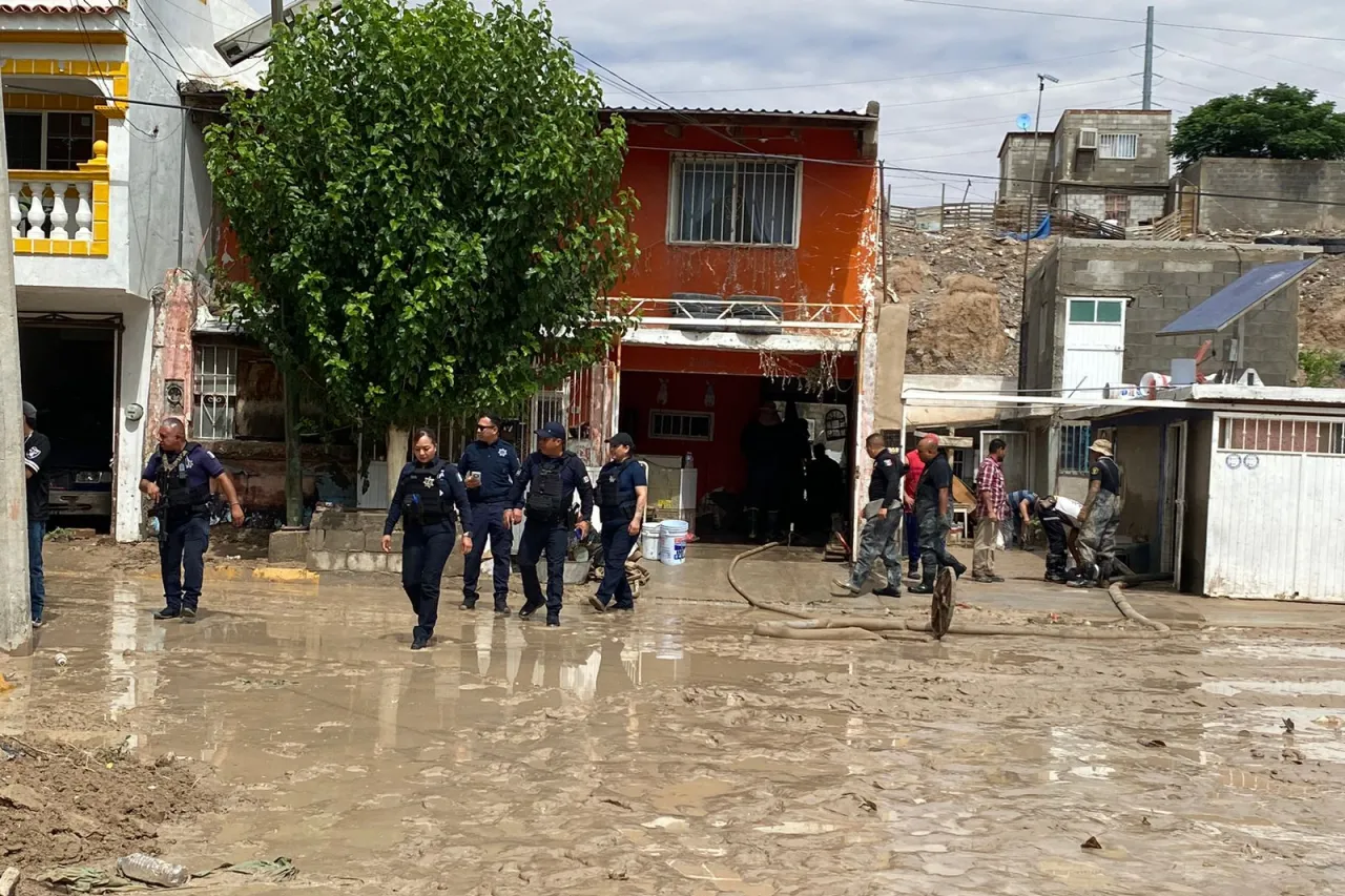 Llevan agentes de la SSPM ayuda alimentaria a familias afectadas por lluvias