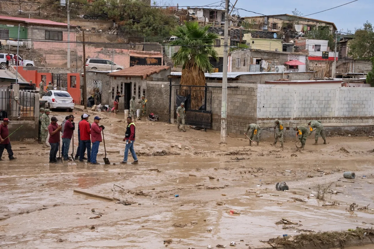 Apoyan con maquinaria y alimentos en colonias afectadas por las lluvias
