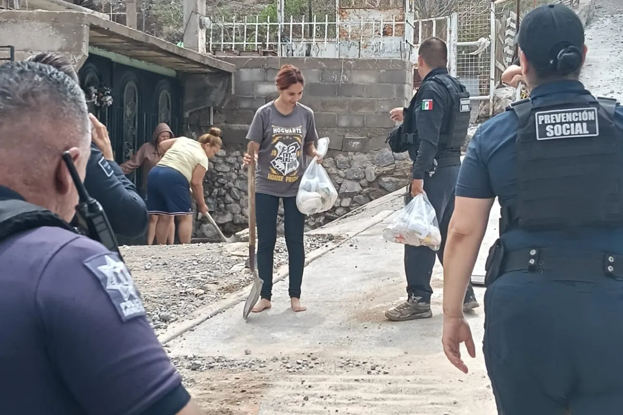 Llevan agentes de la SSPM ayuda alimentaria a familias afectadas por lluvias