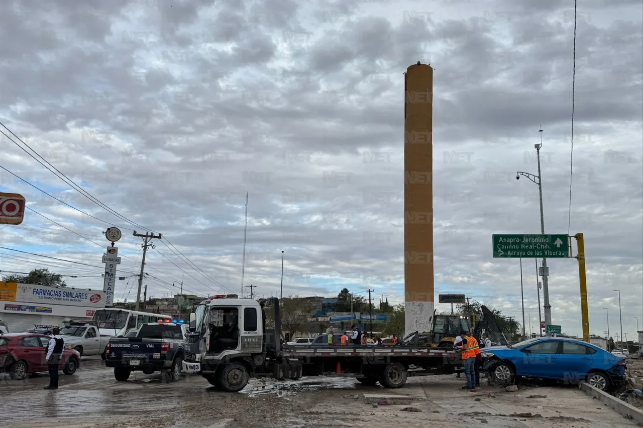 Vehículos y escombros rodean el Monumento del Cigarro tras lluvias