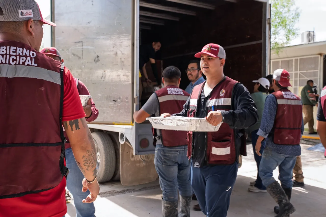 Apoyan con maquinaria y alimentos en colonias afectadas por las lluvias