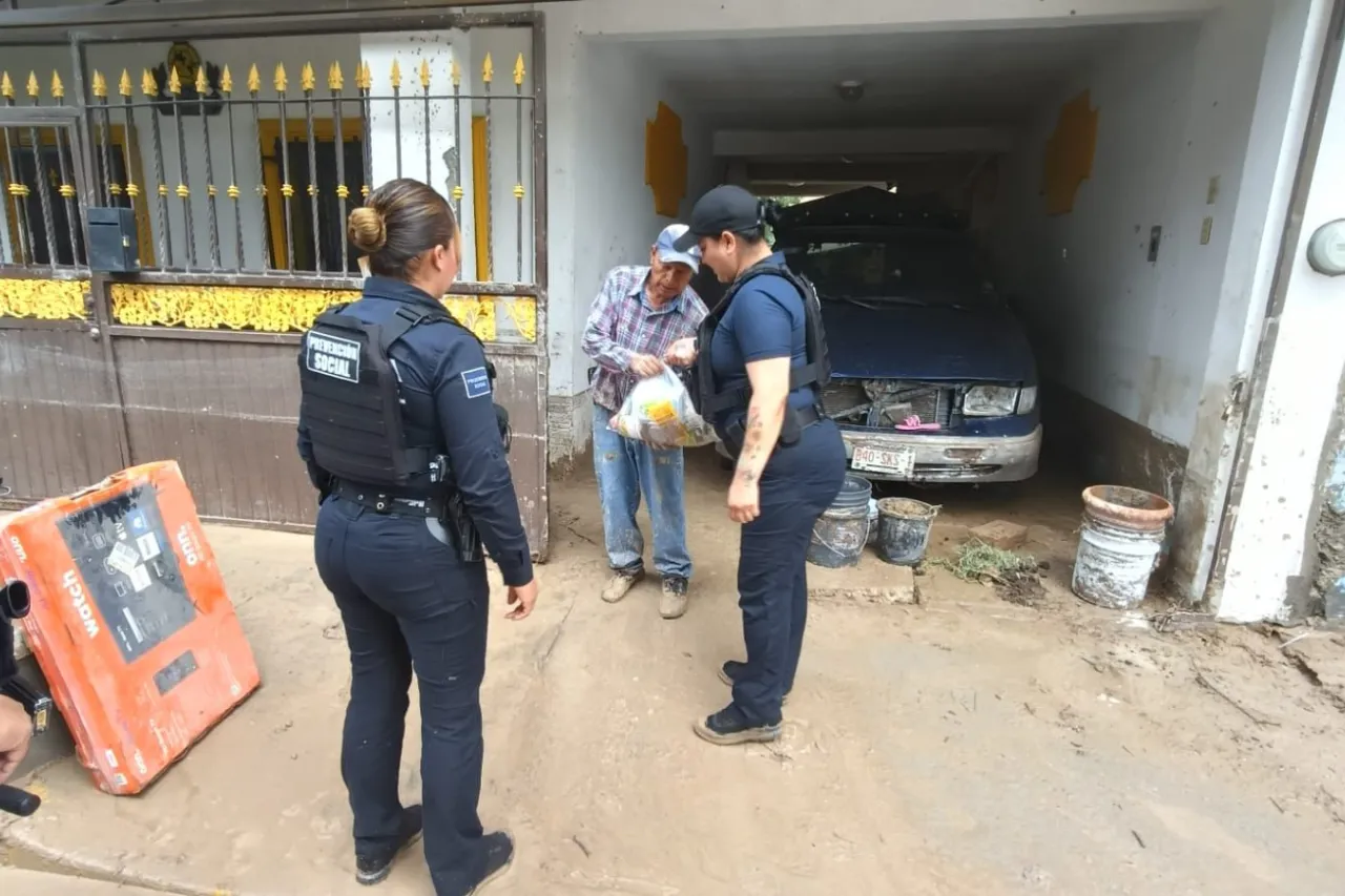 Llevan agentes de la SSPM ayuda alimentaria a familias afectadas por lluvias
