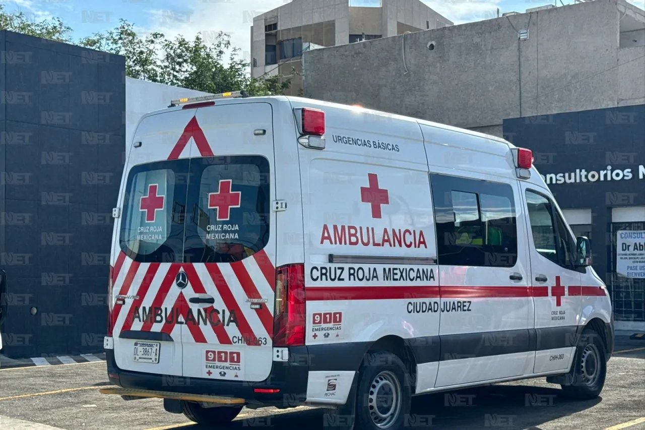 Rescatan a trabajador de TotalPlay al quedar atrapado en auto tras chocar