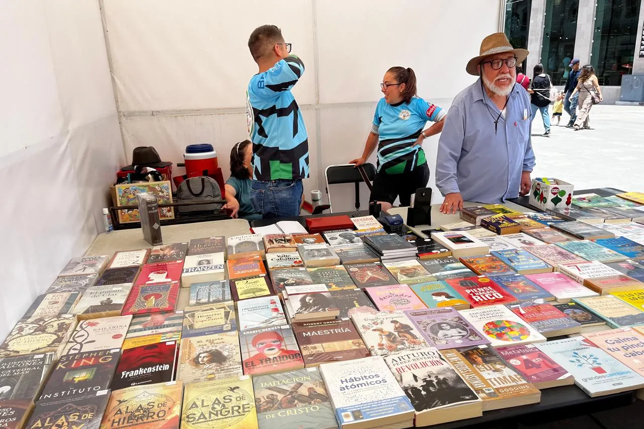 Inicia la Feria del Libro Municipal en la Plaza de Armas de la capital
