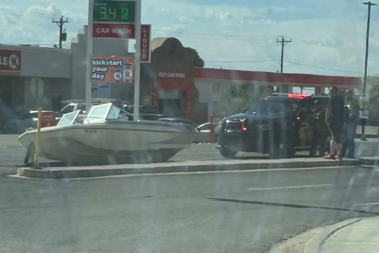 Video: Se les cae lancha en calles de El Paso
