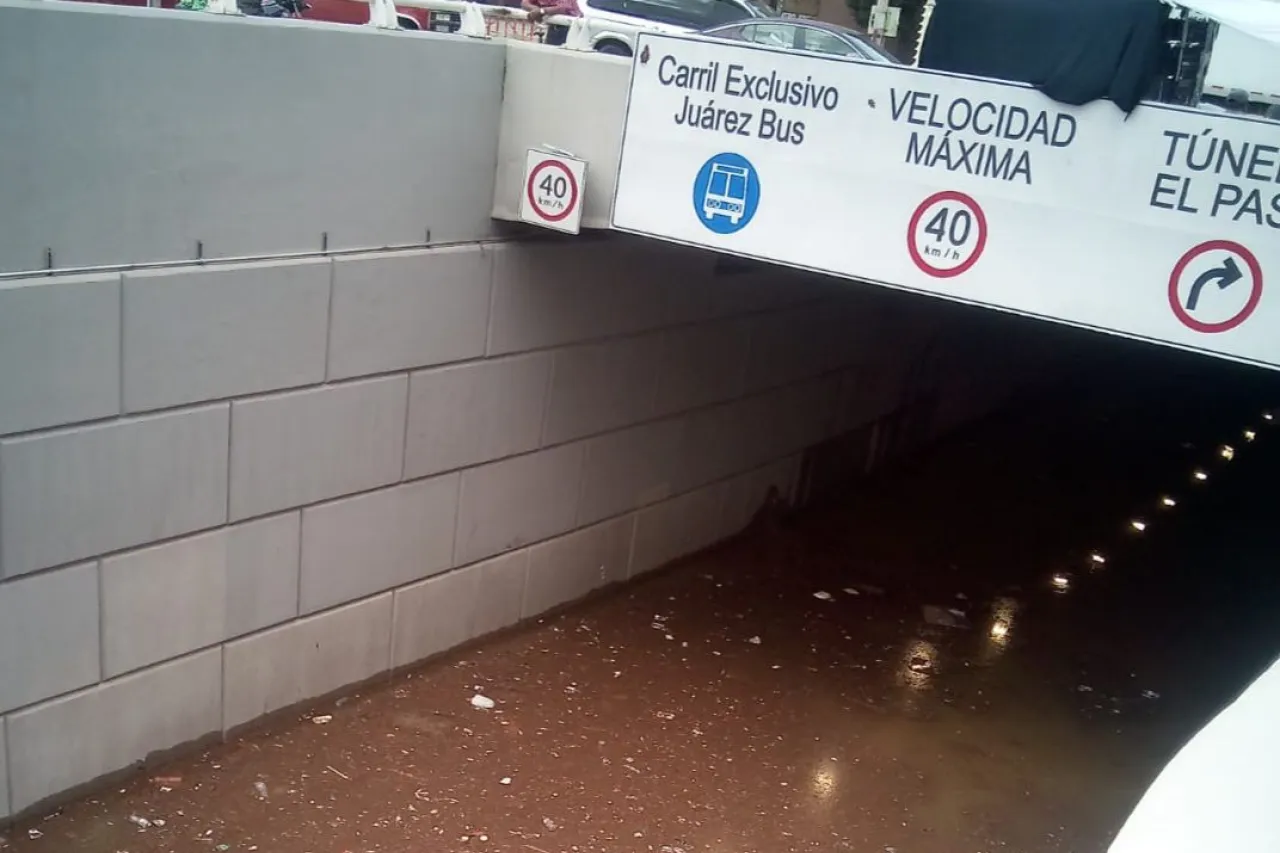 Siguen cerradas estaciones de Juárez Bus en Catedral por inundaciones