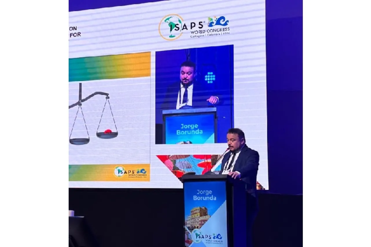 Expone médico chihuahuense ante comunidad internacional de cirujanos plásticos