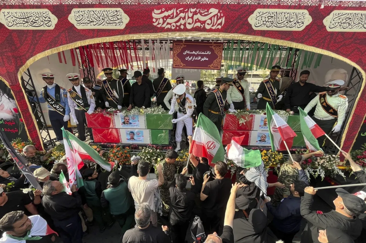 Despiden entre enojo a los militares y científicos iraníes muertos en ataques