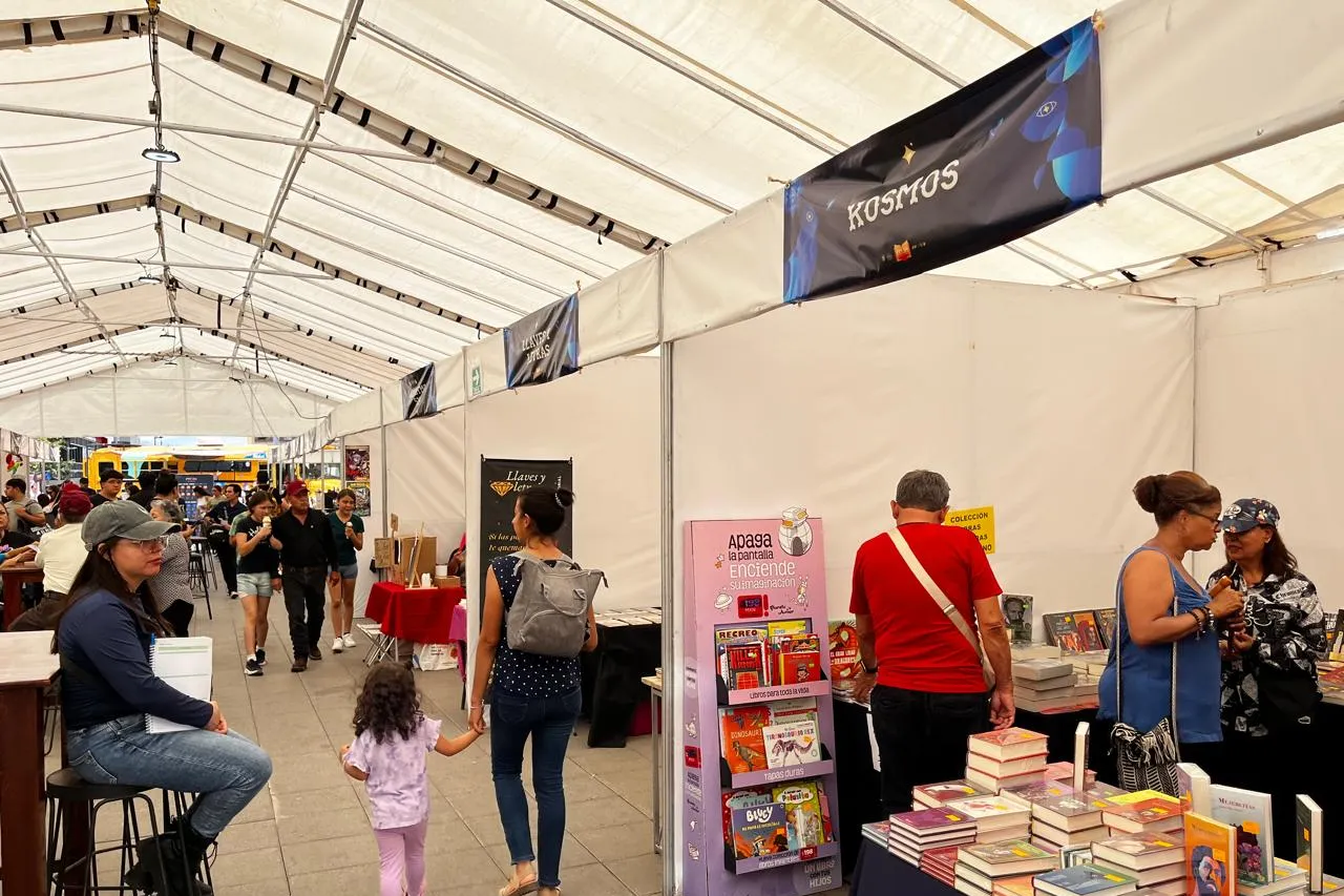 Inicia la Feria del Libro Municipal en la Plaza de Armas de la capital