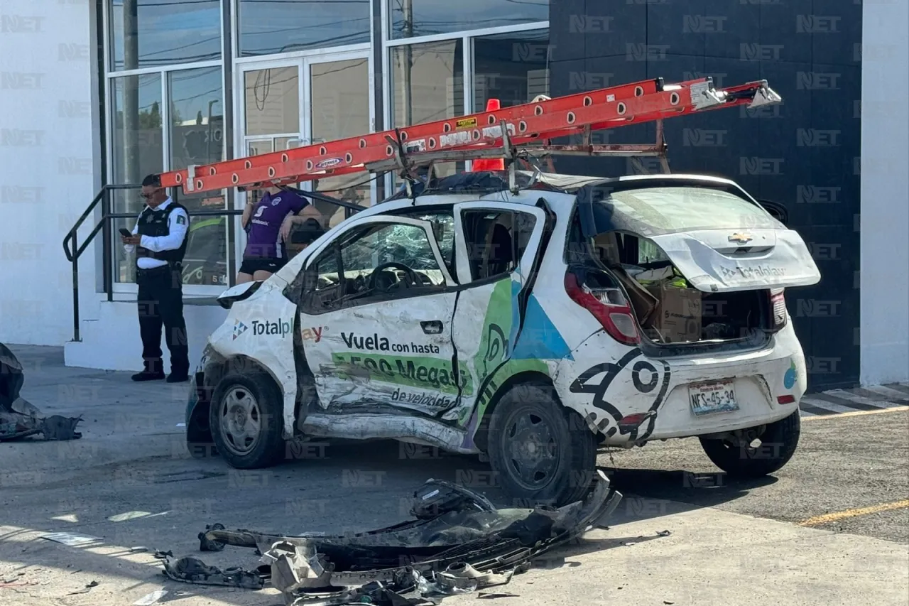 Rescatan a trabajador de TotalPlay al quedar atrapado en auto tras chocar