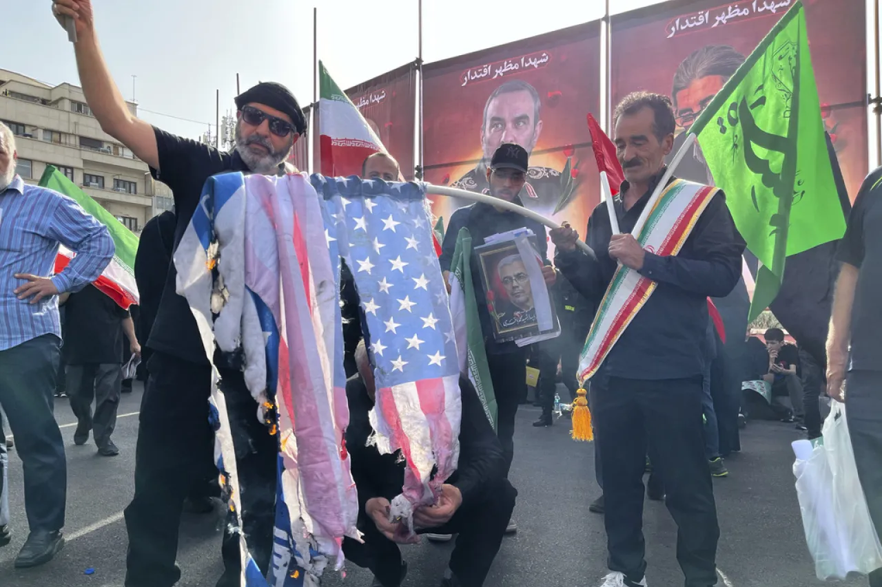 Despiden entre enojo a los militares y científicos iraníes muertos en ataques