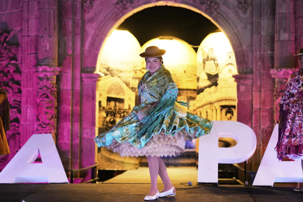 Concurso Cholita Paceña rinde homenaje a las mujeres aymaras en Sudamérica