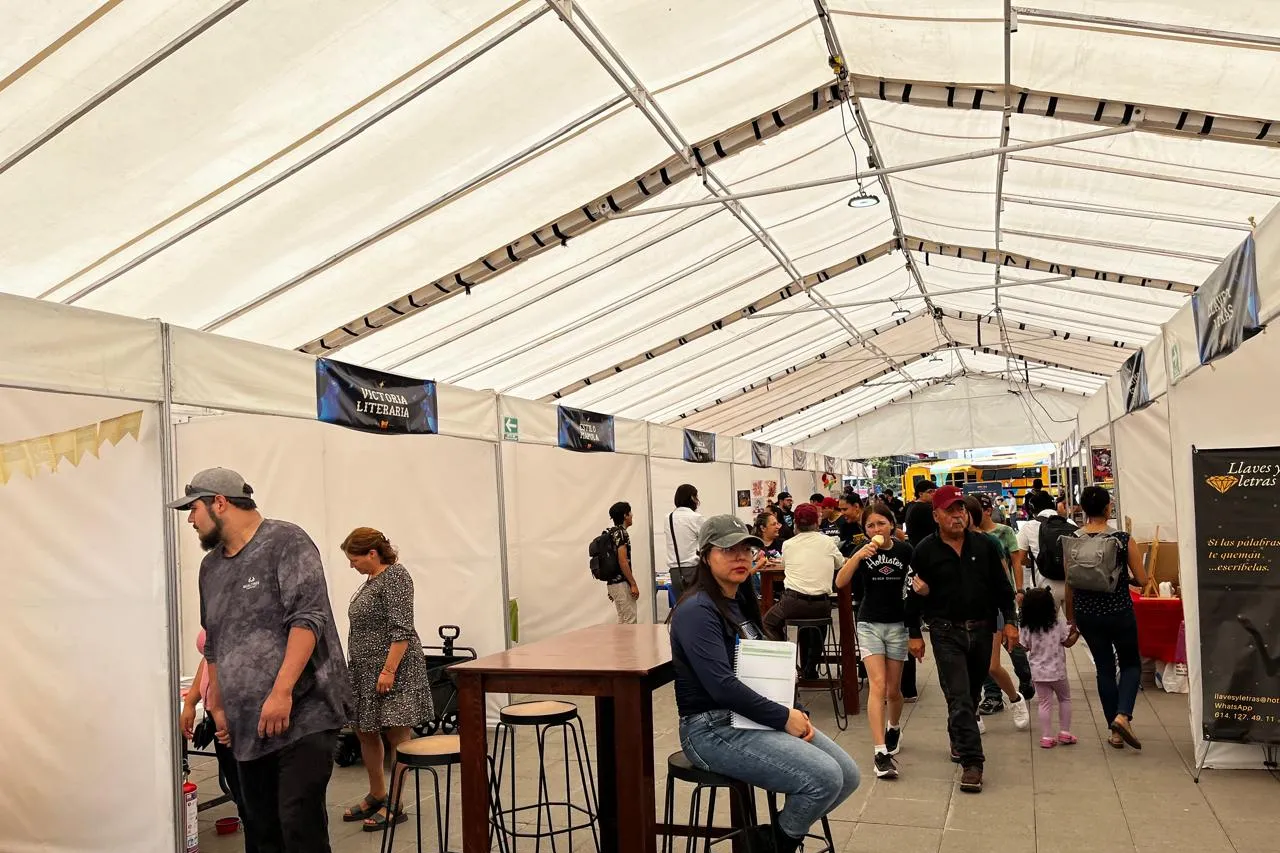 Inicia la Feria del Libro Municipal en la Plaza de Armas de la capital