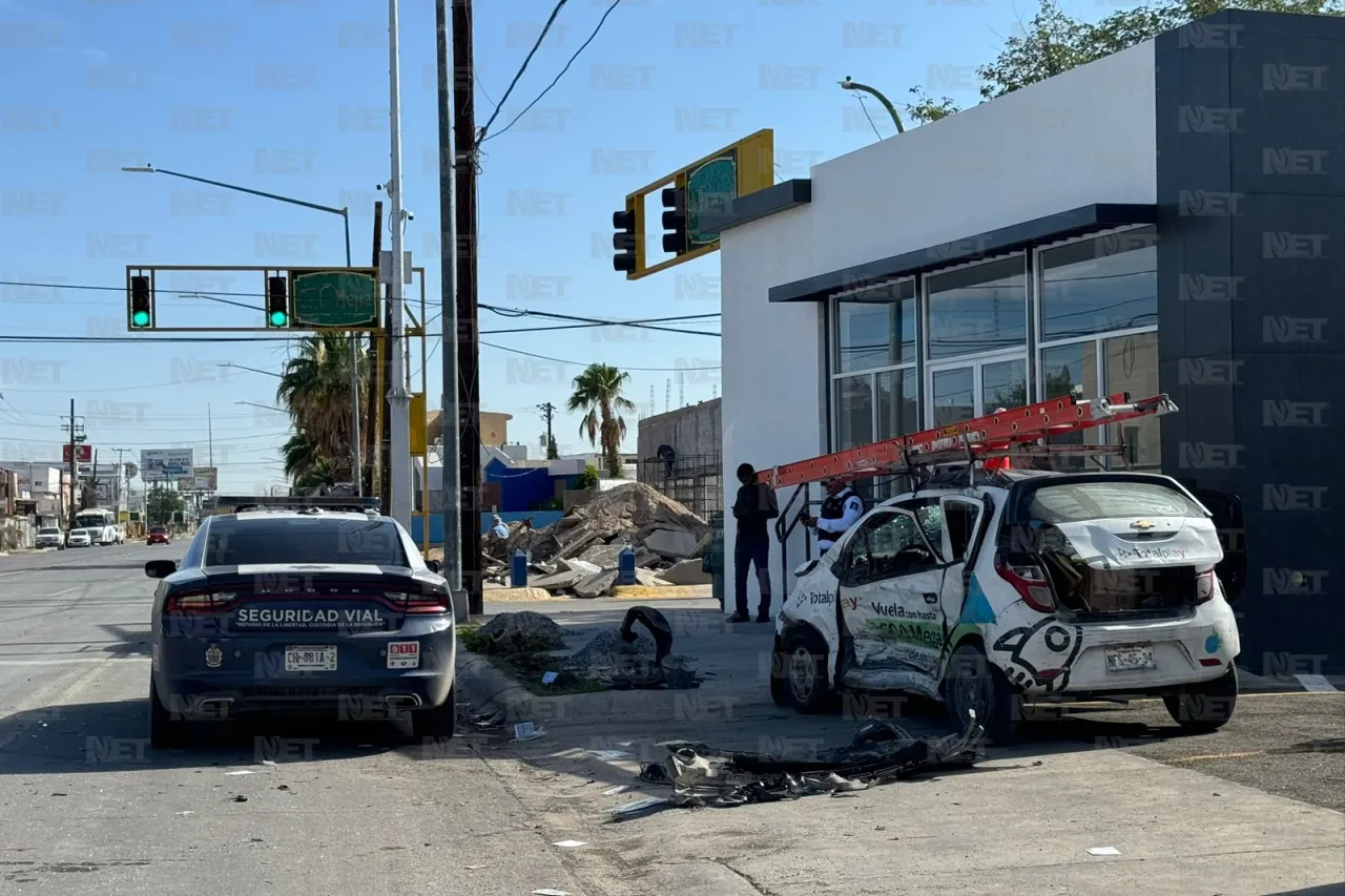 Rescatan a trabajador de TotalPlay al quedar atrapado en auto tras chocar