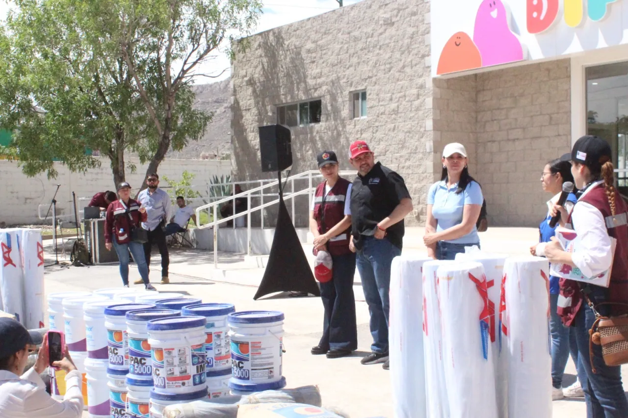 Entrega alcalde material de construcción a familias damnificadas por lluvias