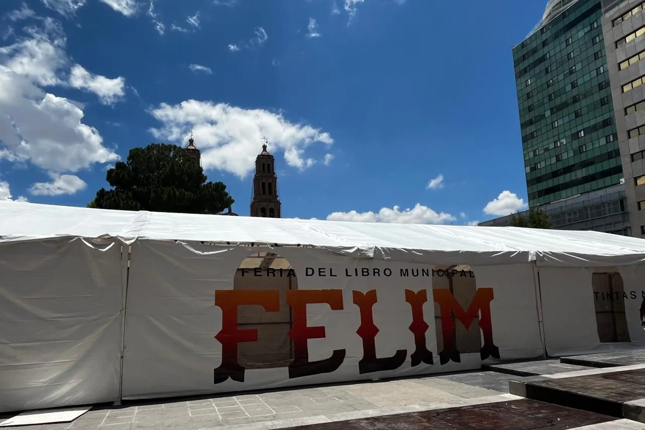 Inicia la Feria del Libro Municipal en la Plaza de Armas de la capital