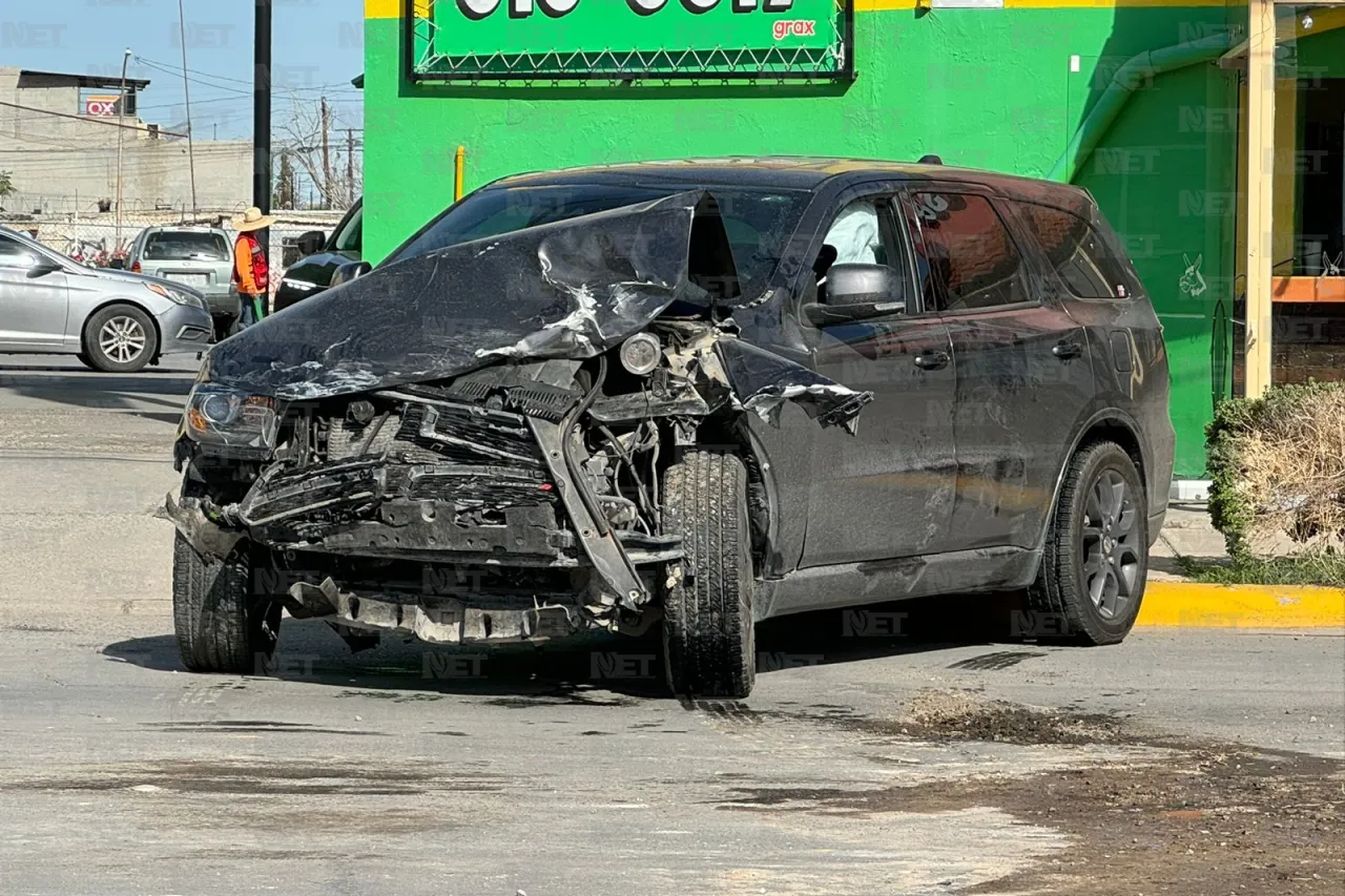 Rescatan a trabajador de TotalPlay al quedar atrapado en auto tras chocar