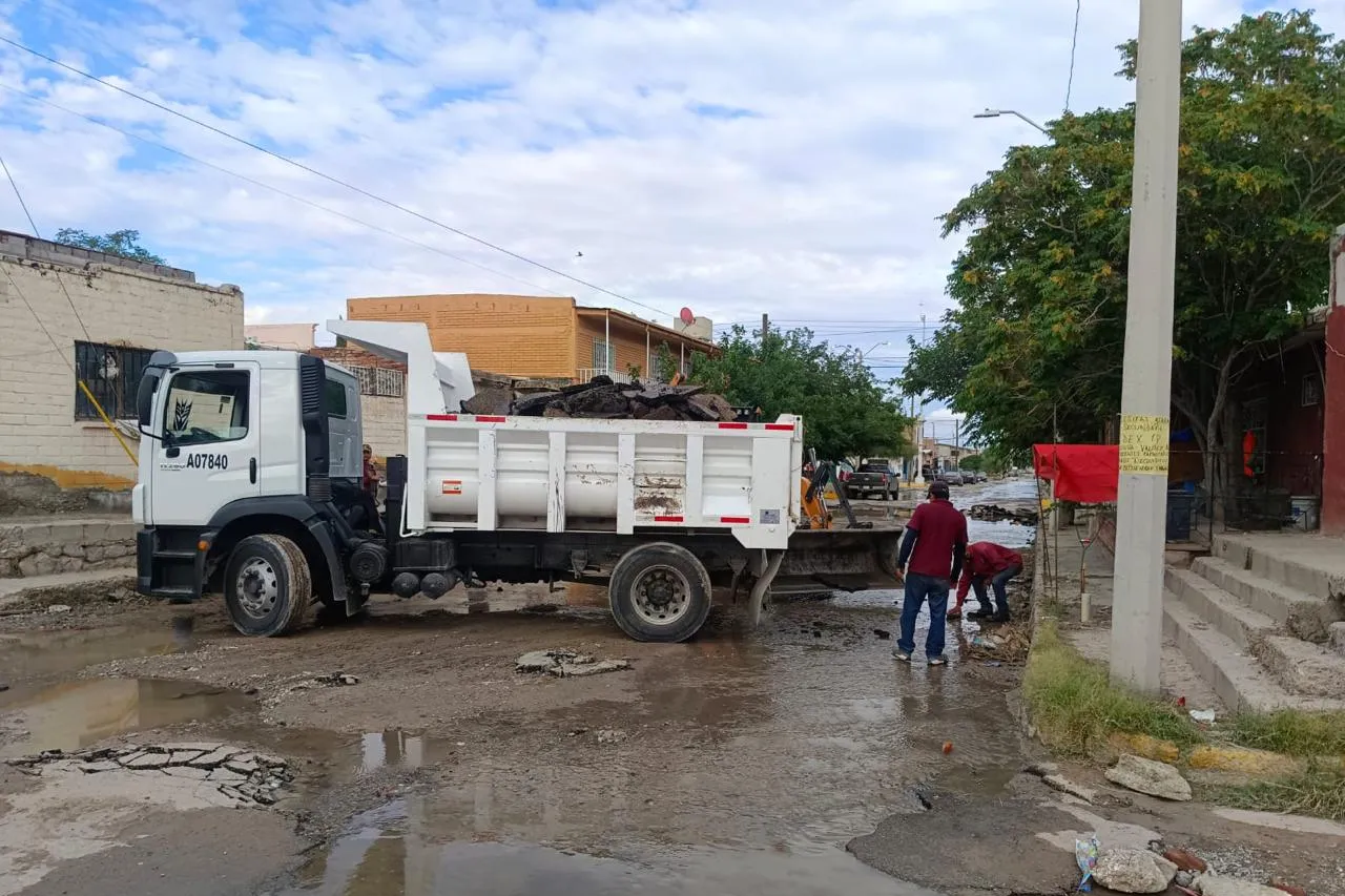 Trabaja Obras Públicas en reparación de vialidades dañadas en inundación
