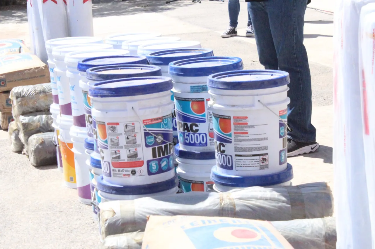 Entrega alcalde material de construcción a familias damnificadas por lluvias