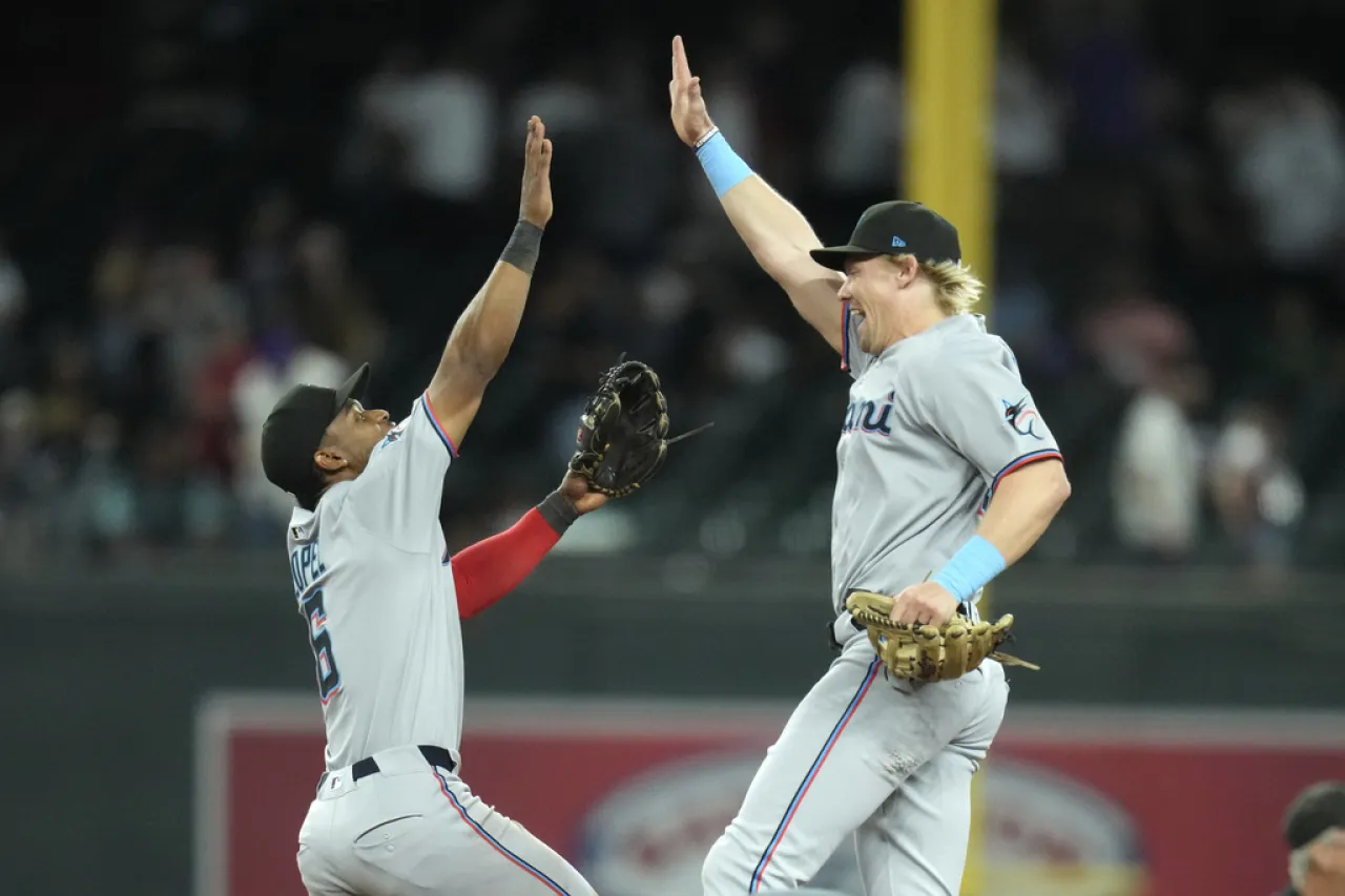 Marlins hilvanan su séptima victoria al remontar a Diamondbacks