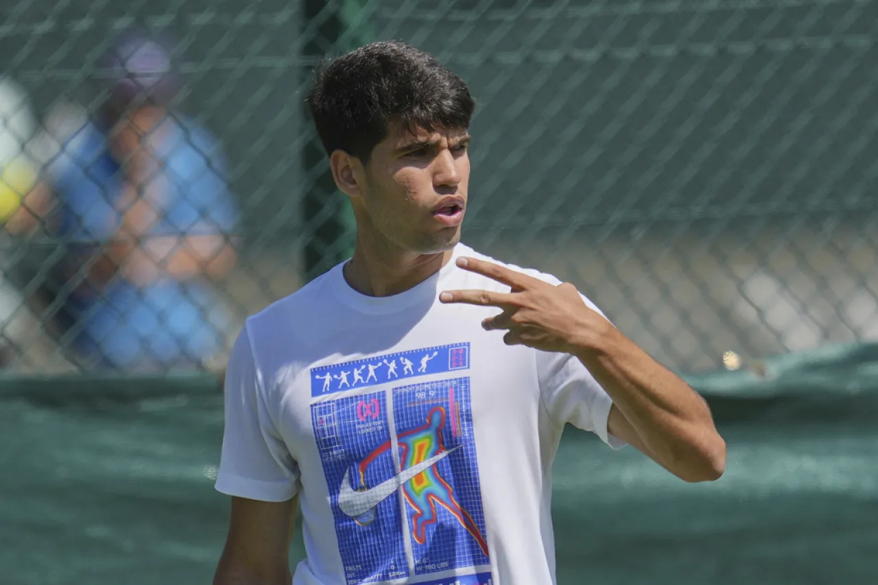 Alcaraz quiere su tercer Wimbledon y dice que el césped lo hace volar