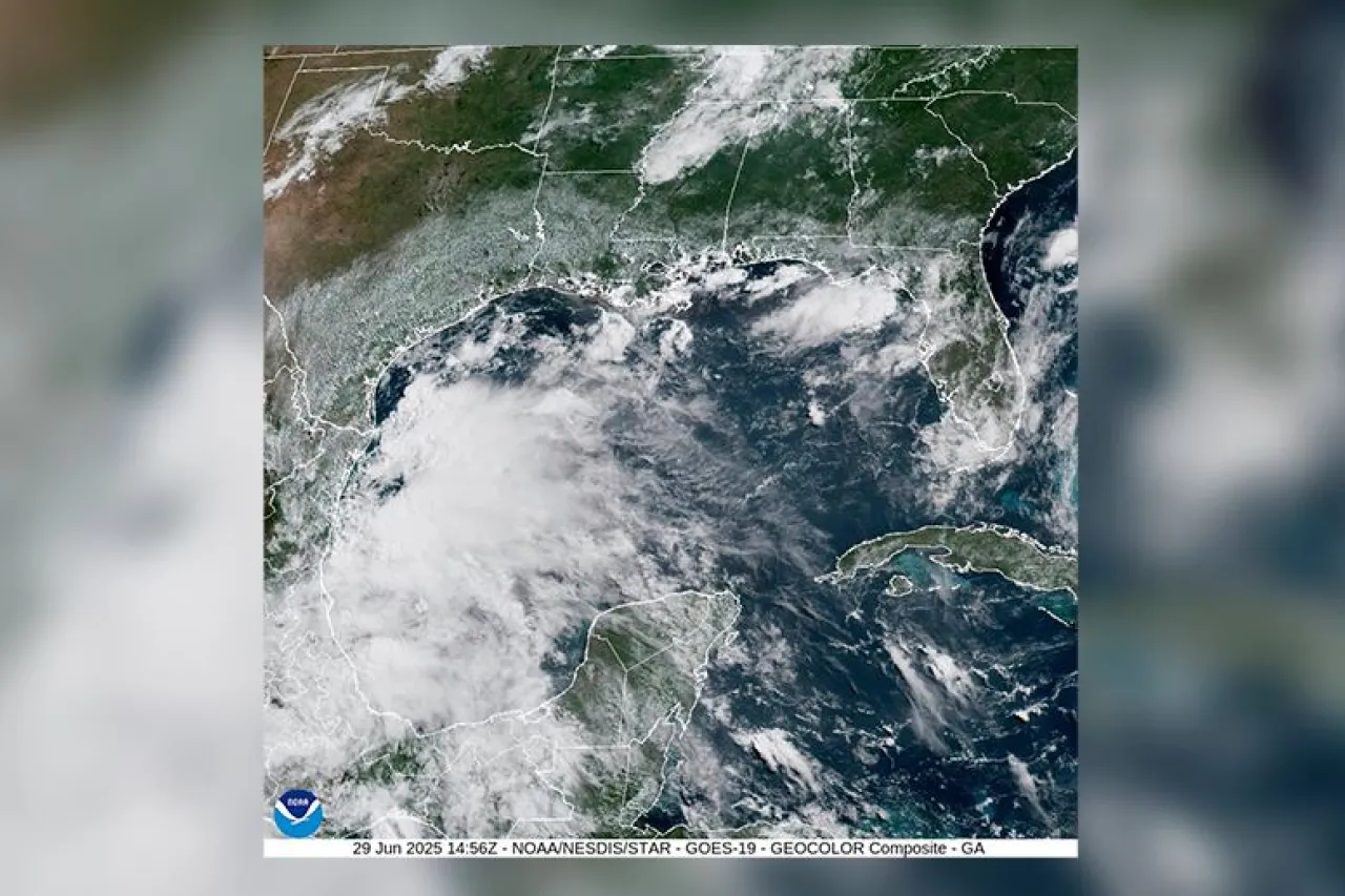 Flossie y Barry activan alertas en México