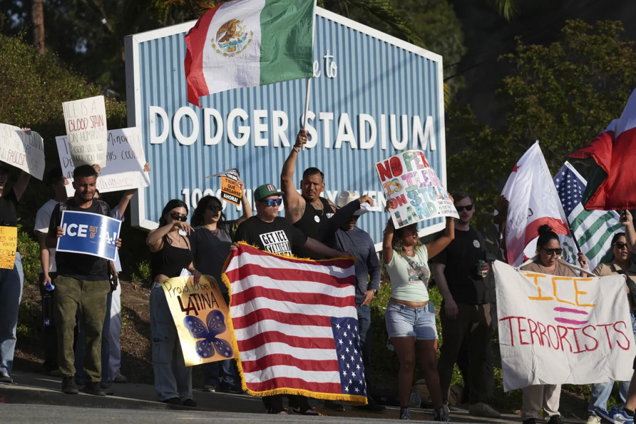 Gobierno de Trump demanda a Los Ángeles por no cooperar en redadas migratorias