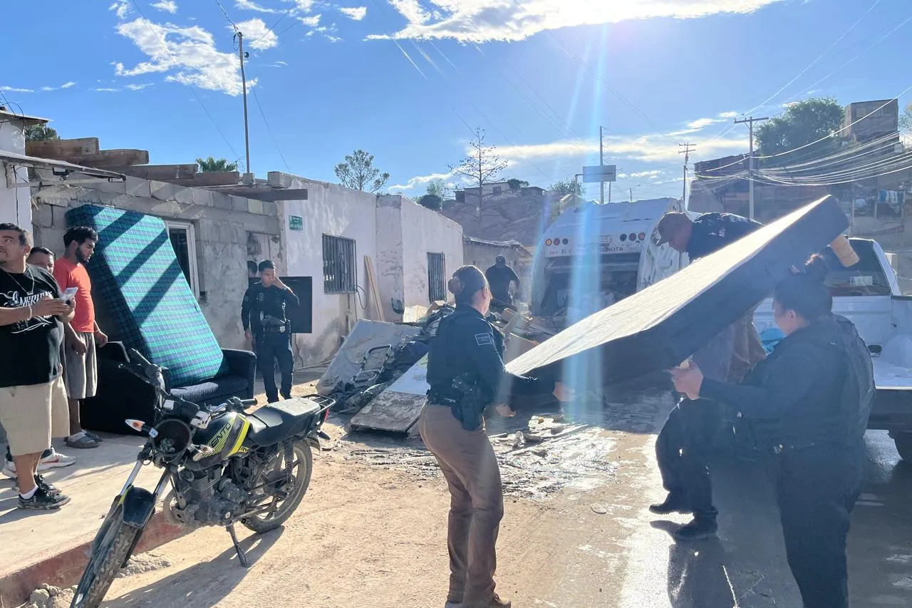 Dan policías de Prevención Social muebles a familia afectada por las lluvia