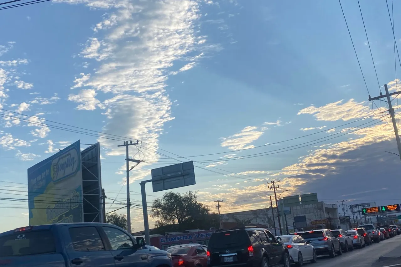 Largas filas en los cruces fronterizos; tiempos de espera superan la hora