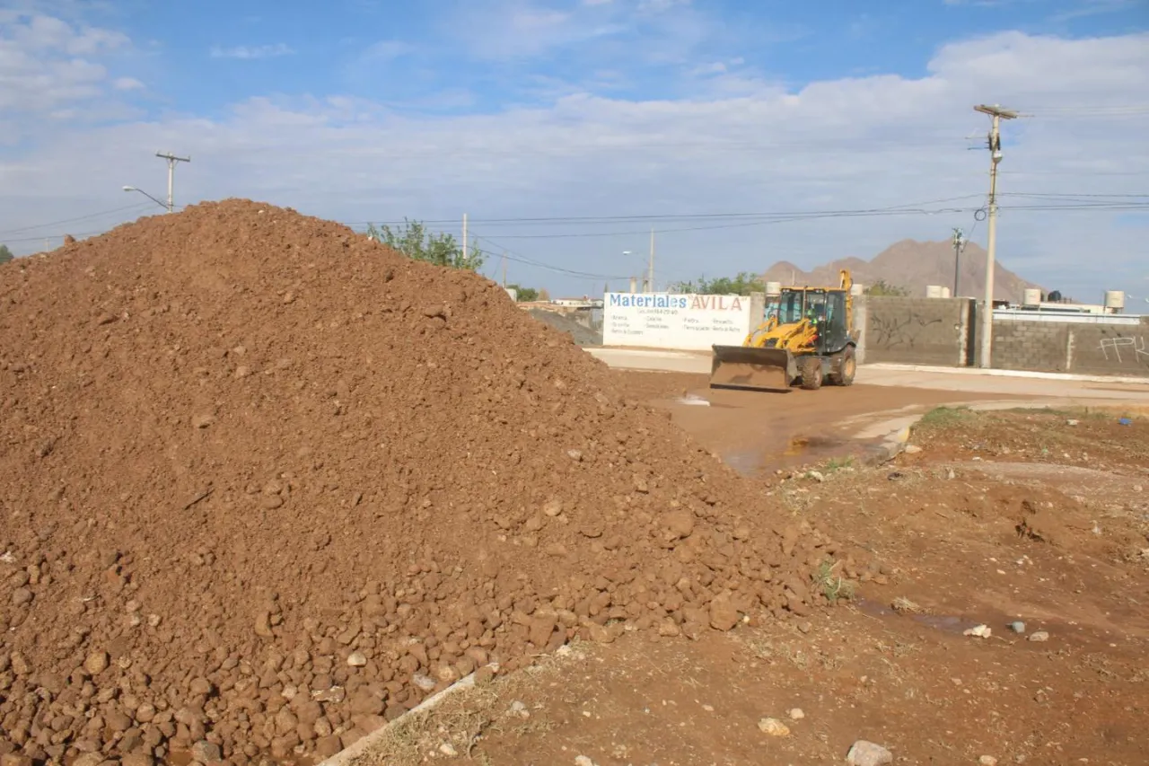 Realizan limpieza, retiro de arrastres y encauzamiento del arroyo El Bordo