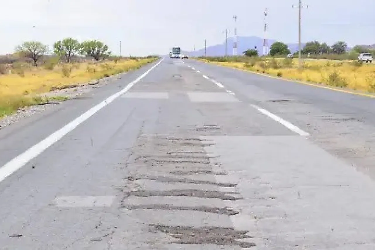 Aparecen baches en carreteras por lluvias