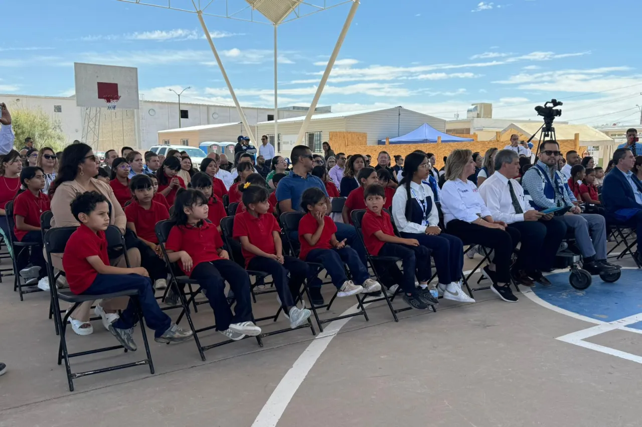 Colocan primera piedra para renovar la primaria Leona Vicario