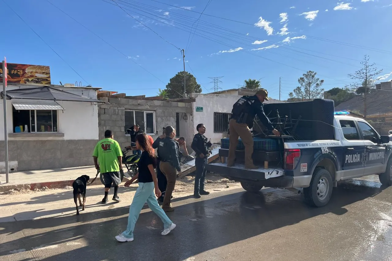 Dan policías de Prevención Social muebles a familia afectada por las lluvia