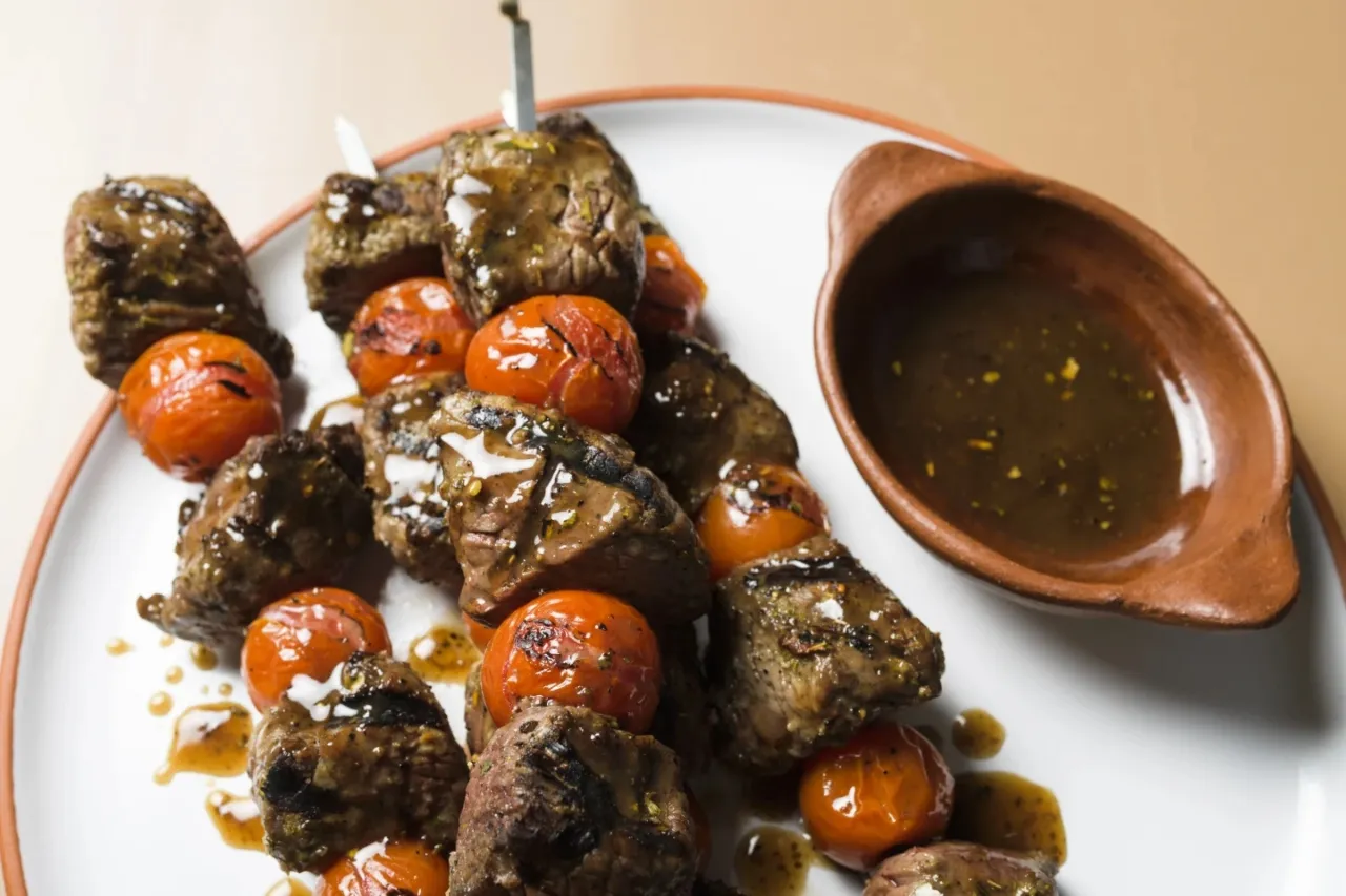 Las hojas de laurel secas aportan sabor a brochetas de carne al estilo portugués