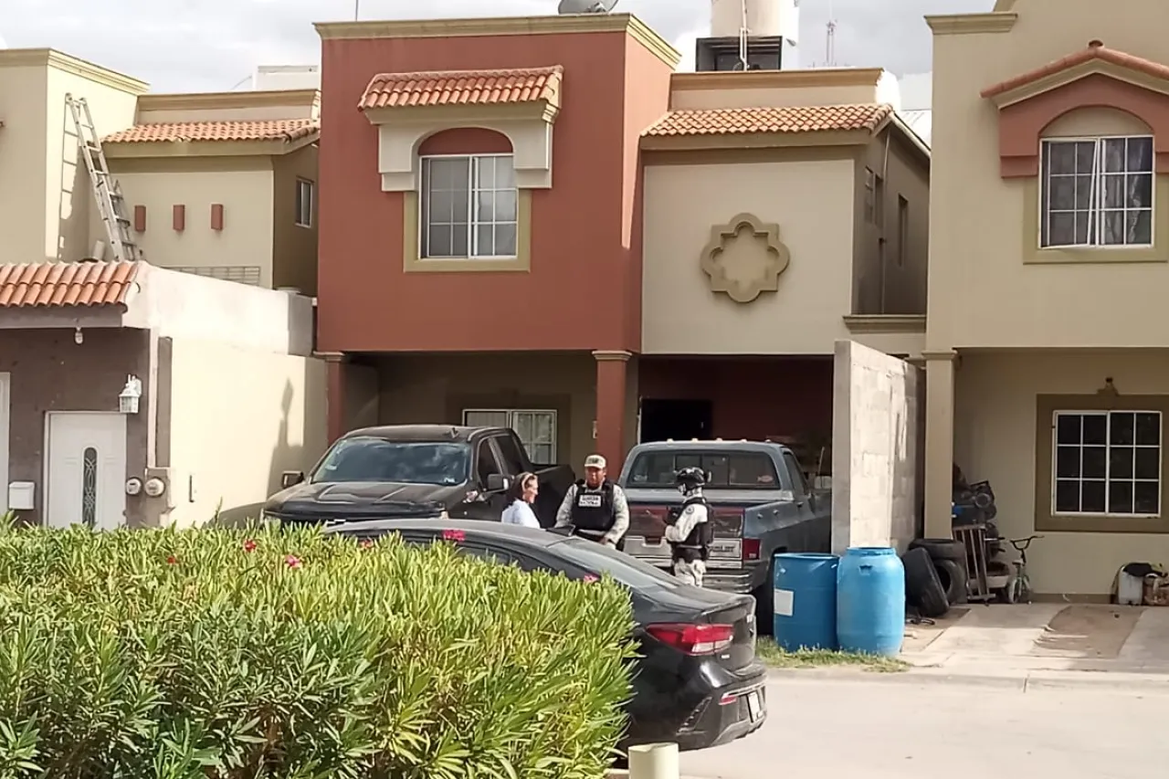 Cae desde techo de su casa y muere al golpear contra registro de drenaje