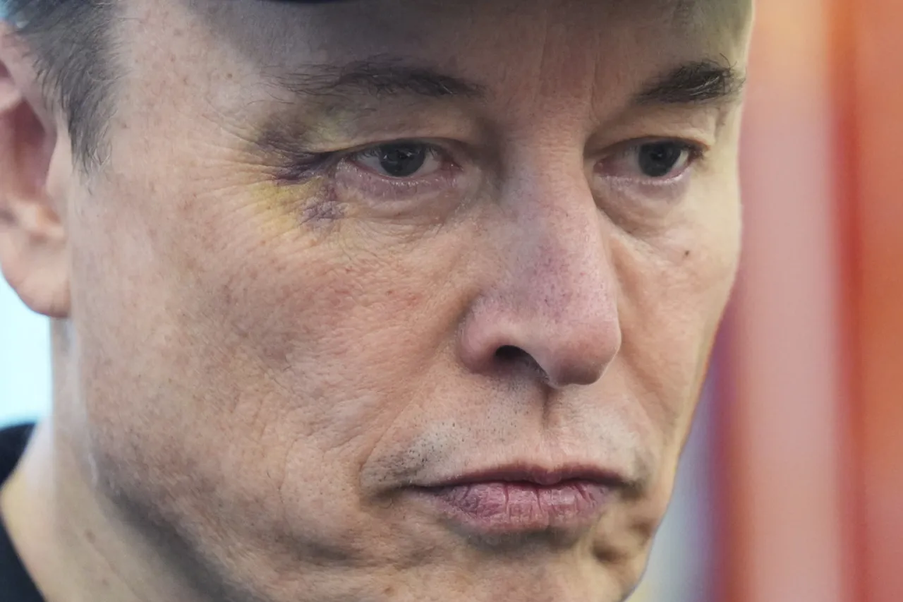 Caen acciones de Tesla mientras se agrava disputa entre Trump y Musk