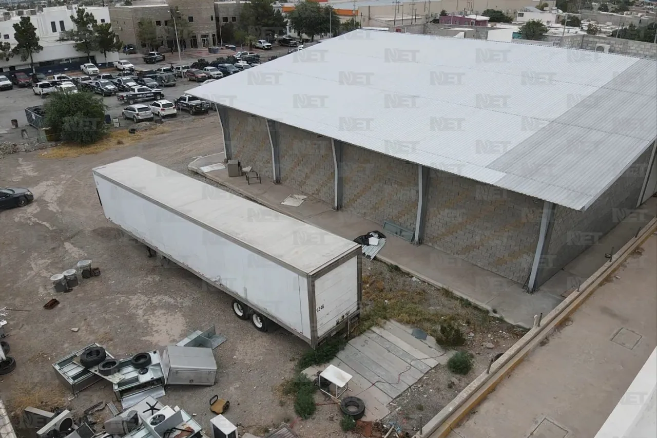 Tráiler con 383 cuerpos sigue en instalaciones forenses sin movimiento